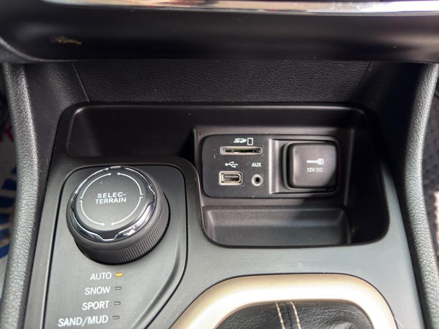 2014 BLACK Jeep Cherokee Latitude (1C4PJMCS5EW) with an V6, 3.2L engine, Automatic transmission, located at 10890 W. Colfax Ave., Lakewood, CO, 80215, (303) 274-7692, 39.739914, -105.120132 - Discover the ultimate blend of power, style, and versatility with this remarkable 2014 Jeep Cherokee Latitude! This impressive SUV is ready to conquer any terrain with its robust 4WD system and powerful V6, 3.2L engine, providing you with a thrilling driving experience every time you hit the road. W - Photo#19