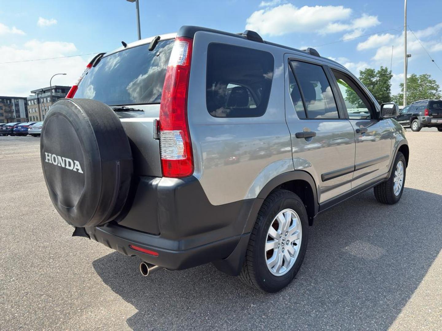 2006 SILVER Honda CR-V EX (JHLRD78876C) with an 4 Cyl, 2.4L engine, Automatic transmission, located at 10890 W. Colfax Ave., Lakewood, CO, 80215, (303) 274-7692, 39.739914, -105.120132 - Photo#4