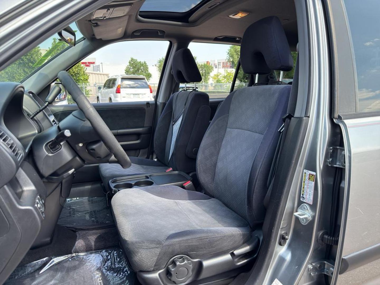 2006 SILVER Honda CR-V EX (JHLRD78876C) with an 4 Cyl, 2.4L engine, Automatic transmission, located at 10890 W. Colfax Ave., Lakewood, CO, 80215, (303) 274-7692, 39.739914, -105.120132 - Photo#10