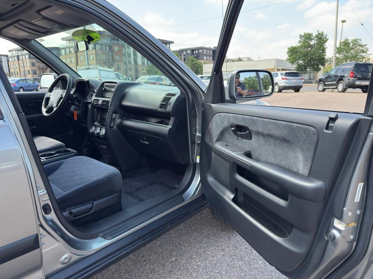2006 SILVER Honda CR-V EX (JHLRD78876C) with an 4 Cyl, 2.4L engine, Automatic transmission, located at 10890 W. Colfax Ave., Lakewood, CO, 80215, (303) 274-7692, 39.739914, -105.120132 - Photo#19