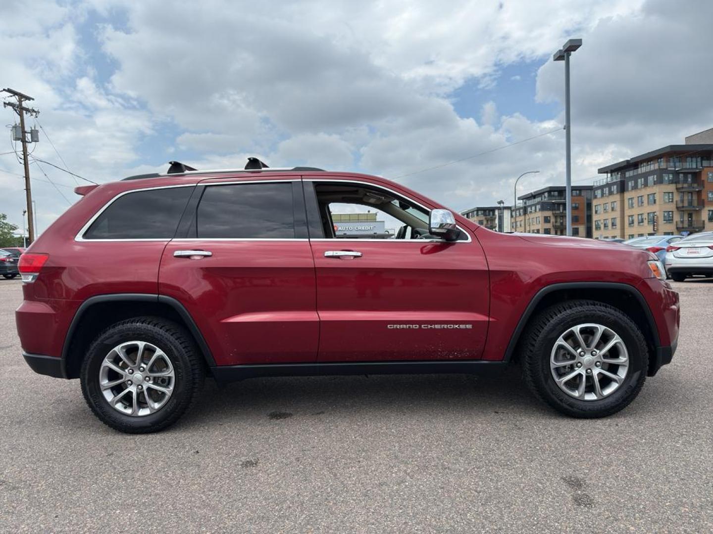 2014 RED Jeep Grand Cherokee Limited (1C4RJFBG0EC) with an V6, 3.6L engine, Automatic transmission, located at 10890 W. Colfax Ave., Lakewood, CO, 80215, (303) 274-7692, 39.739914, -105.120132 - Photo#3