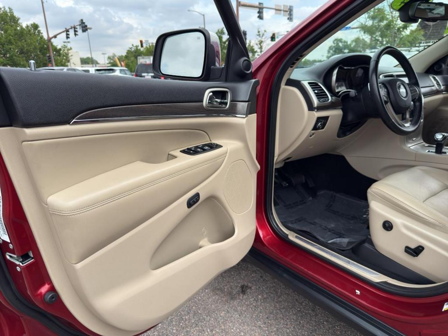 2014 RED Jeep Grand Cherokee Limited (1C4RJFBG0EC) with an V6, 3.6L engine, Automatic transmission, located at 10890 W. Colfax Ave., Lakewood, CO, 80215, (303) 274-7692, 39.739914, -105.120132 - Photo#17