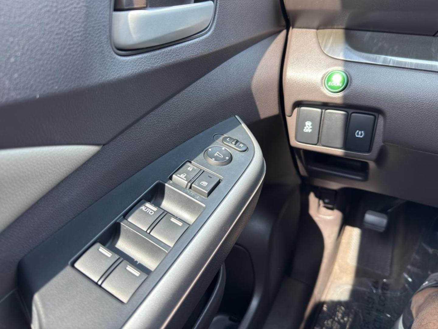 2014 WHITE Honda CR-V EX-L (5J6RM4H70EL) with an 4 Cyl, 2.4L engine, Automatic transmission, located at 10890 W. Colfax Ave., Lakewood, CO, 80215, (303) 274-7692, 39.739914, -105.120132 - Photo#23