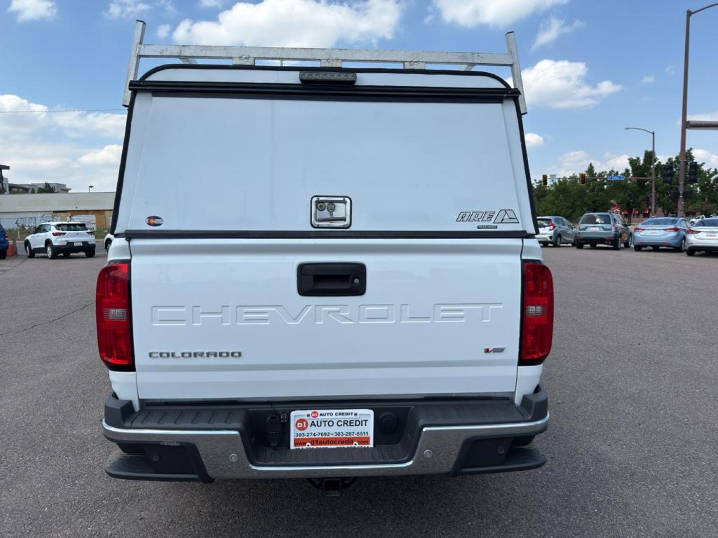 2021 WHITE /GRAY Chevrolet Colorado Work Truck (1GCHTBENXM1) with an V6, 3.6L engine, Automatic transmission, located at 10890 W. Colfax Ave., Lakewood, CO, 80215, (303) 274-7692, 39.739914, -105.120132 - <b>Summary</b><br>Apple/ Android Carplay, Fully Serviced And Ready For Colorado! Non smoker, One Owner And In Excellent Condition, This car comes with a 3 month/ 3000 mile warranty for peace of mind!<br><br><b>Vehicle Details</b><br>For those seeking a reliable and powerful truck, look no further th - Photo#5