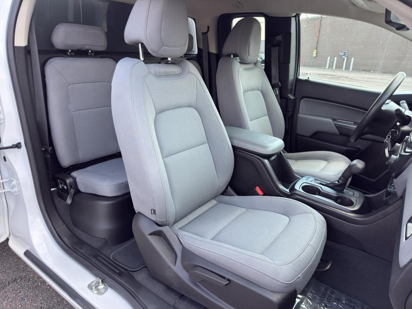 2021 WHITE /GRAY Chevrolet Colorado Work Truck (1GCHTBENXM1) with an V6, 3.6L engine, Automatic transmission, located at 10890 W. Colfax Ave., Lakewood, CO, 80215, (303) 274-7692, 39.739914, -105.120132 - <b>Summary</b><br>Apple/ Android Carplay, Fully Serviced And Ready For Colorado! Non smoker, One Owner And In Excellent Condition, This car comes with a 3 month/ 3000 mile warranty for peace of mind!<br><br><b>Vehicle Details</b><br>For those seeking a reliable and powerful truck, look no further th - Photo#17