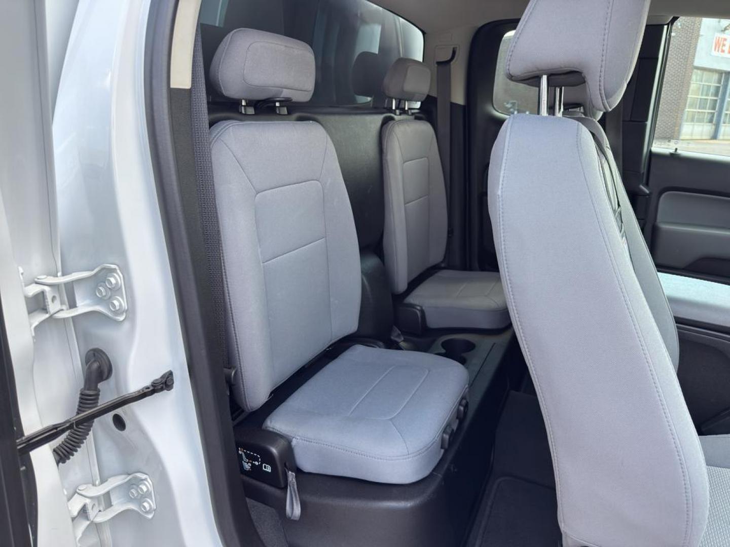 2021 WHITE /GRAY Chevrolet Colorado Work Truck (1GCHTBENXM1) with an V6, 3.6L engine, Automatic transmission, located at 10890 W. Colfax Ave., Lakewood, CO, 80215, (303) 274-7692, 39.739914, -105.120132 - <b>Summary</b><br>Apple/ Android Carplay, Fully Serviced And Ready For Colorado! Non smoker, One Owner And In Excellent Condition, This car comes with a 3 month/ 3000 mile warranty for peace of mind!<br><br><b>Vehicle Details</b><br>For those seeking a reliable and powerful truck, look no further th - Photo#18