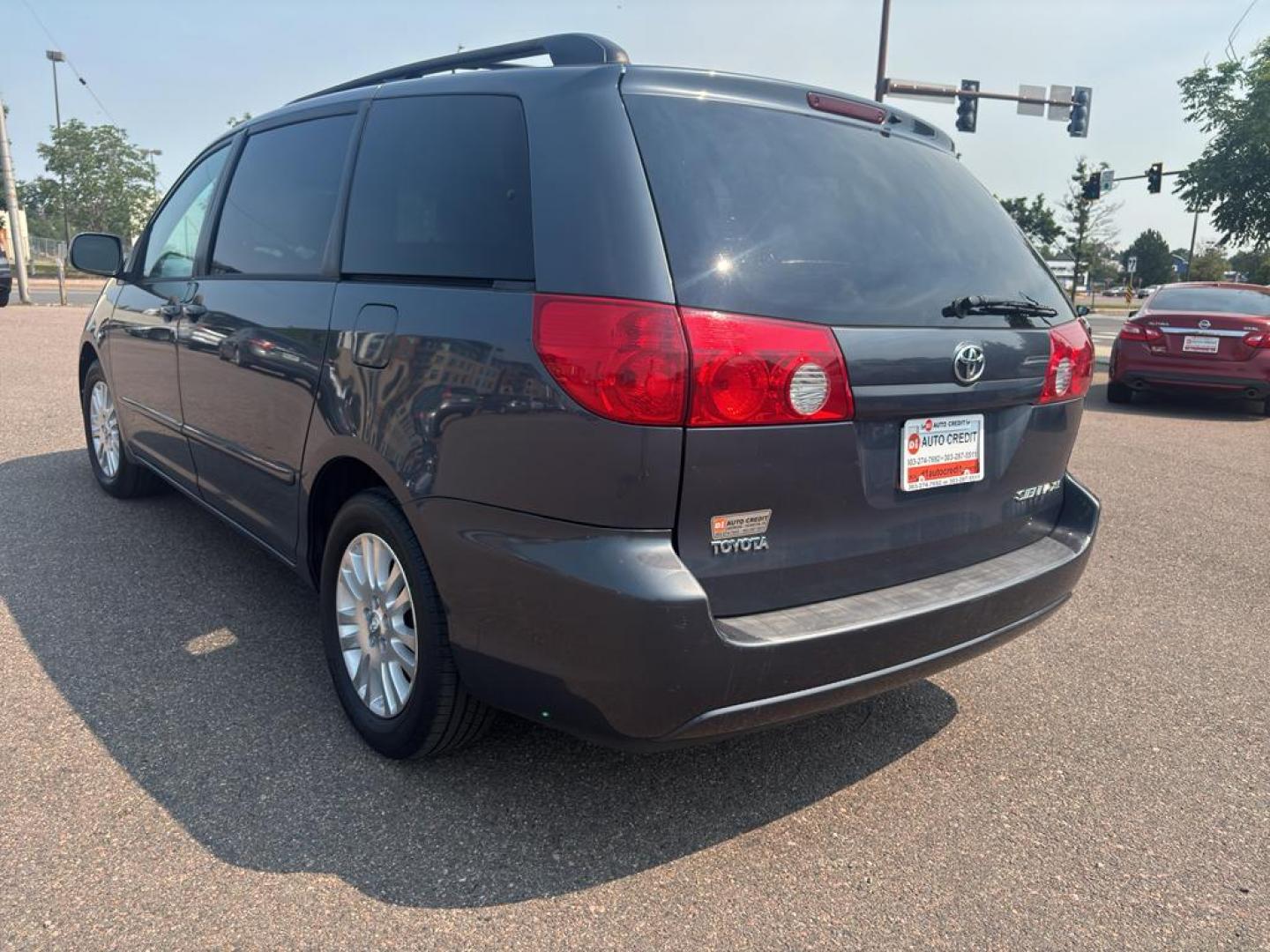 2007 GRAY Toyota Sienna XLE FWD (5TDZK22C17S) with an V6, 3.5L engine, Automatic transmission, located at 10890 W. Colfax Ave., Lakewood, CO, 80215, (303) 274-7692, 39.739914, -105.120132 - Photo#6