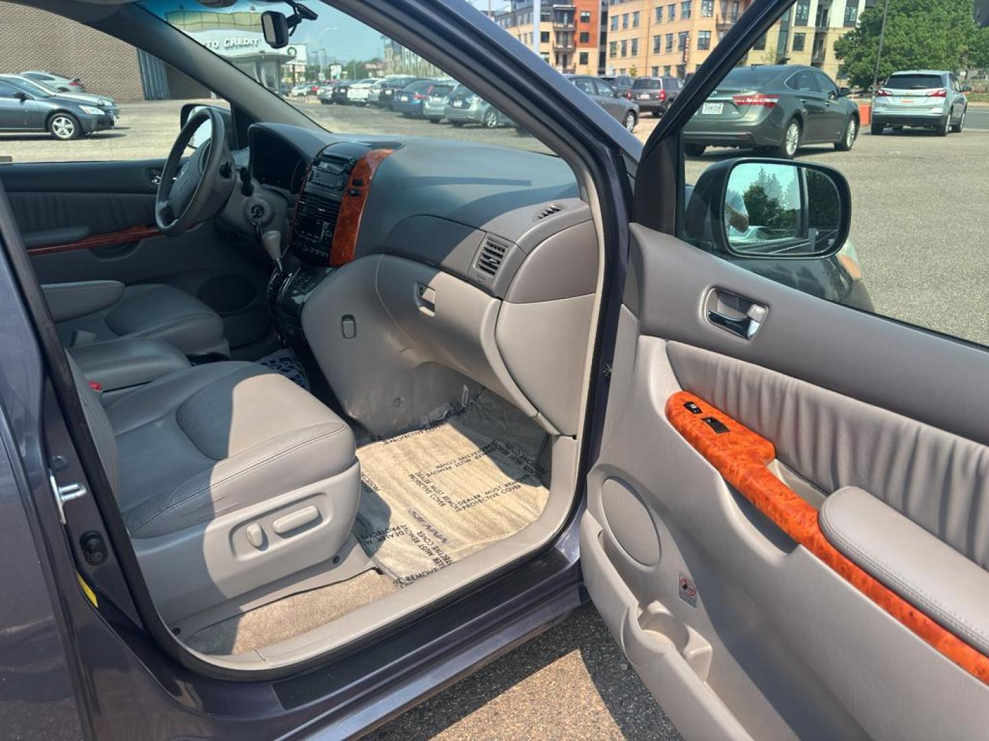 2007 GRAY Toyota Sienna XLE FWD (5TDZK22C17S) with an V6, 3.5L engine, Automatic transmission, located at 10890 W. Colfax Ave., Lakewood, CO, 80215, (303) 274-7692, 39.739914, -105.120132 - Photo#8