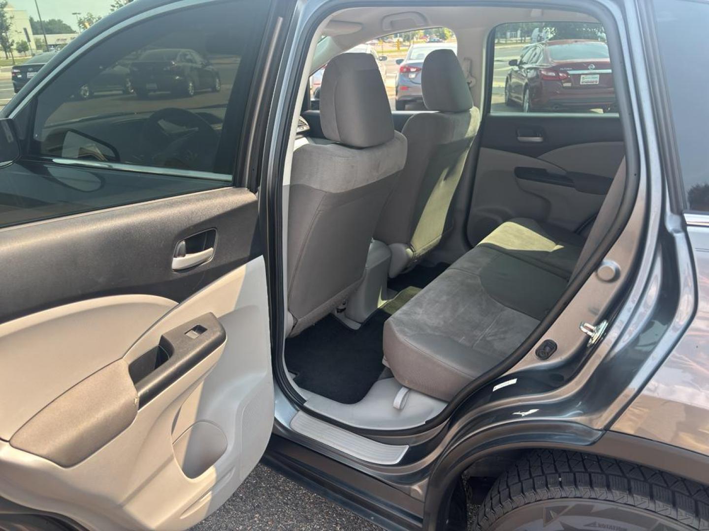 2014 GRAY Honda CR-V LX (2HKRM4H35EH) with an 4 Cyl, 2.4L engine, Automatic transmission, located at 10890 W. Colfax Ave., Lakewood, CO, 80215, (303) 274-7692, 39.739914, -105.120132 - Photo#12