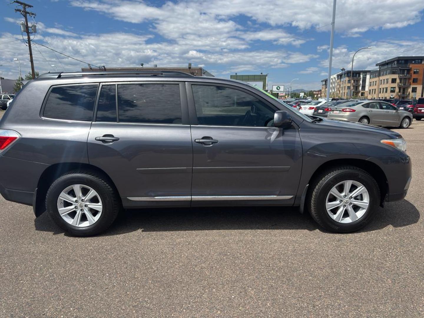 2012 GRAY Toyota Highlander SE (5TDBK3EHXCS) with an V6, 3.5L engine, Automatic transmission, located at 10890 W. Colfax Ave., Lakewood, CO, 80215, (303) 274-7692, 39.739914, -105.120132 - Photo#2