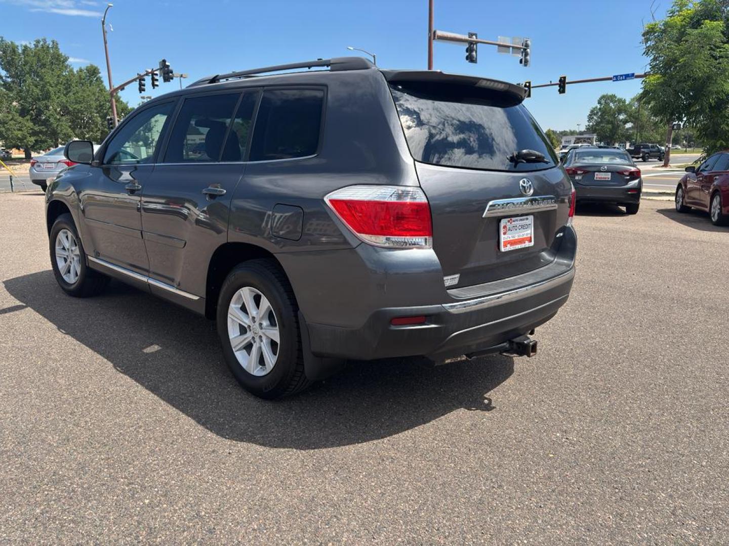 2012 GRAY Toyota Highlander SE (5TDBK3EHXCS) with an V6, 3.5L engine, Automatic transmission, located at 10890 W. Colfax Ave., Lakewood, CO, 80215, (303) 274-7692, 39.739914, -105.120132 - Photo#5