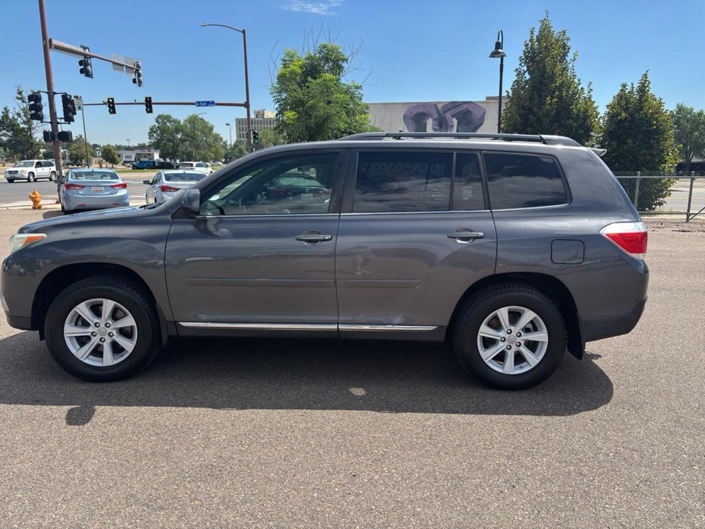 2012 GRAY Toyota Highlander SE (5TDBK3EHXCS) with an V6, 3.5L engine, Automatic transmission, located at 10890 W. Colfax Ave., Lakewood, CO, 80215, (303) 274-7692, 39.739914, -105.120132 - Photo#6