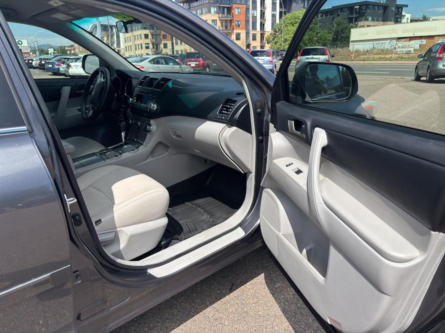 2012 GRAY Toyota Highlander SE (5TDBK3EHXCS) with an V6, 3.5L engine, Automatic transmission, located at 10890 W. Colfax Ave., Lakewood, CO, 80215, (303) 274-7692, 39.739914, -105.120132 - Photo#7