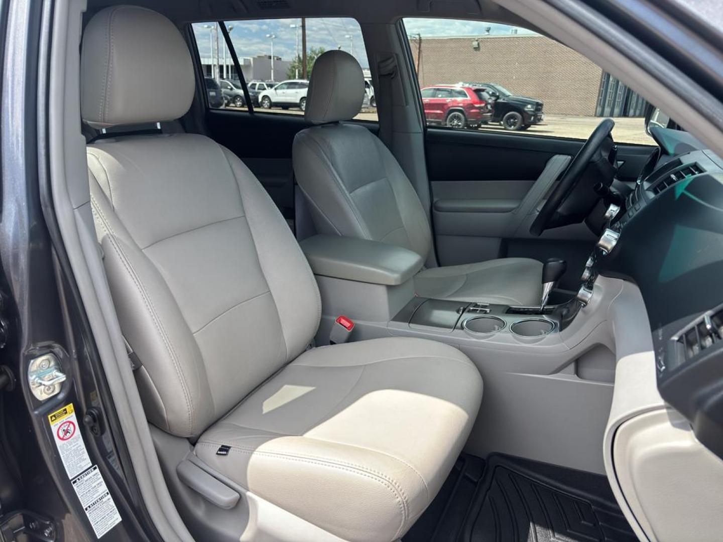 2012 GRAY Toyota Highlander SE (5TDBK3EHXCS) with an V6, 3.5L engine, Automatic transmission, located at 10890 W. Colfax Ave., Lakewood, CO, 80215, (303) 274-7692, 39.739914, -105.120132 - Photo#8