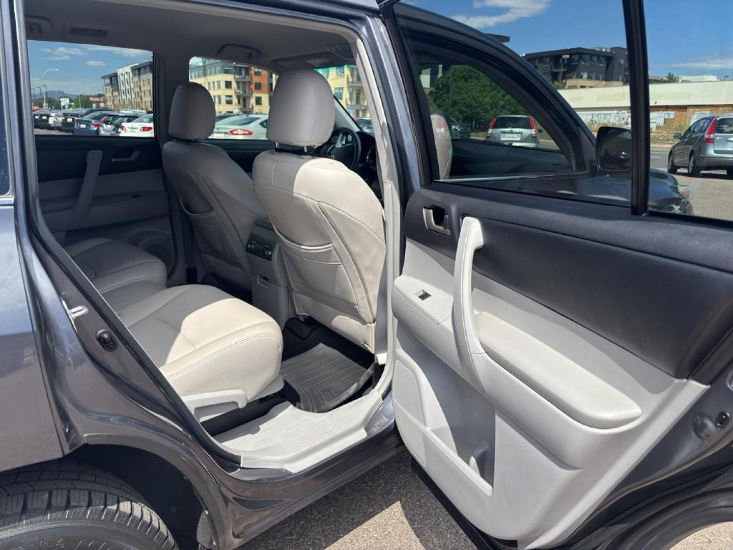 2012 GRAY Toyota Highlander SE (5TDBK3EHXCS) with an V6, 3.5L engine, Automatic transmission, located at 10890 W. Colfax Ave., Lakewood, CO, 80215, (303) 274-7692, 39.739914, -105.120132 - Photo#9