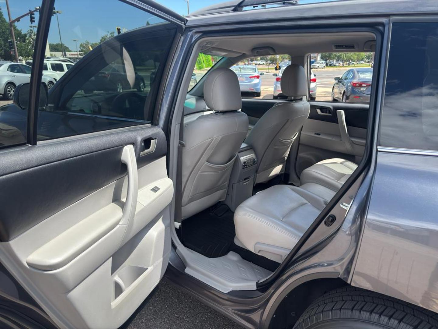 2012 GRAY Toyota Highlander SE (5TDBK3EHXCS) with an V6, 3.5L engine, Automatic transmission, located at 10890 W. Colfax Ave., Lakewood, CO, 80215, (303) 274-7692, 39.739914, -105.120132 - Photo#11
