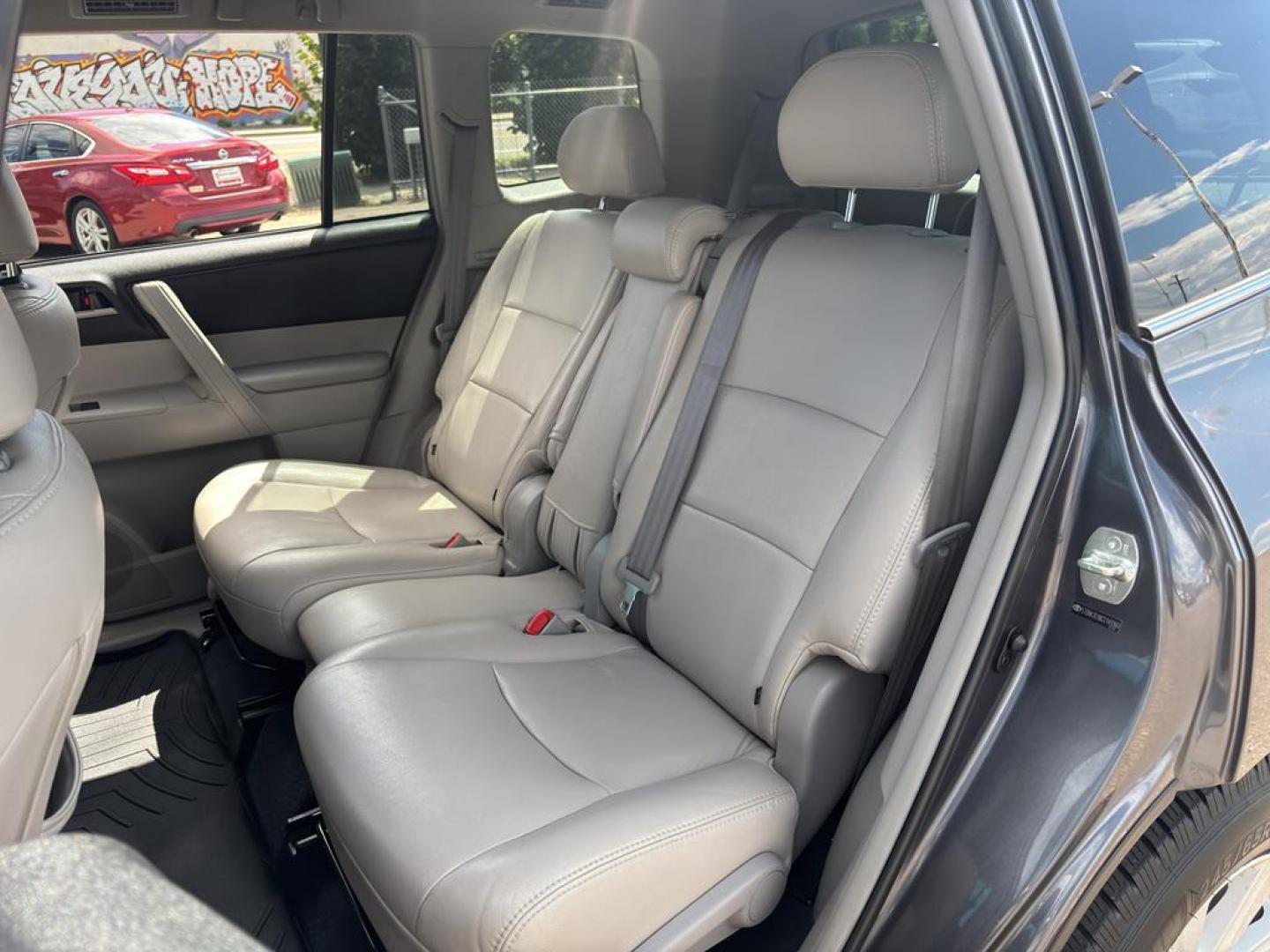 2012 GRAY Toyota Highlander SE (5TDBK3EHXCS) with an V6, 3.5L engine, Automatic transmission, located at 10890 W. Colfax Ave., Lakewood, CO, 80215, (303) 274-7692, 39.739914, -105.120132 - Photo#12