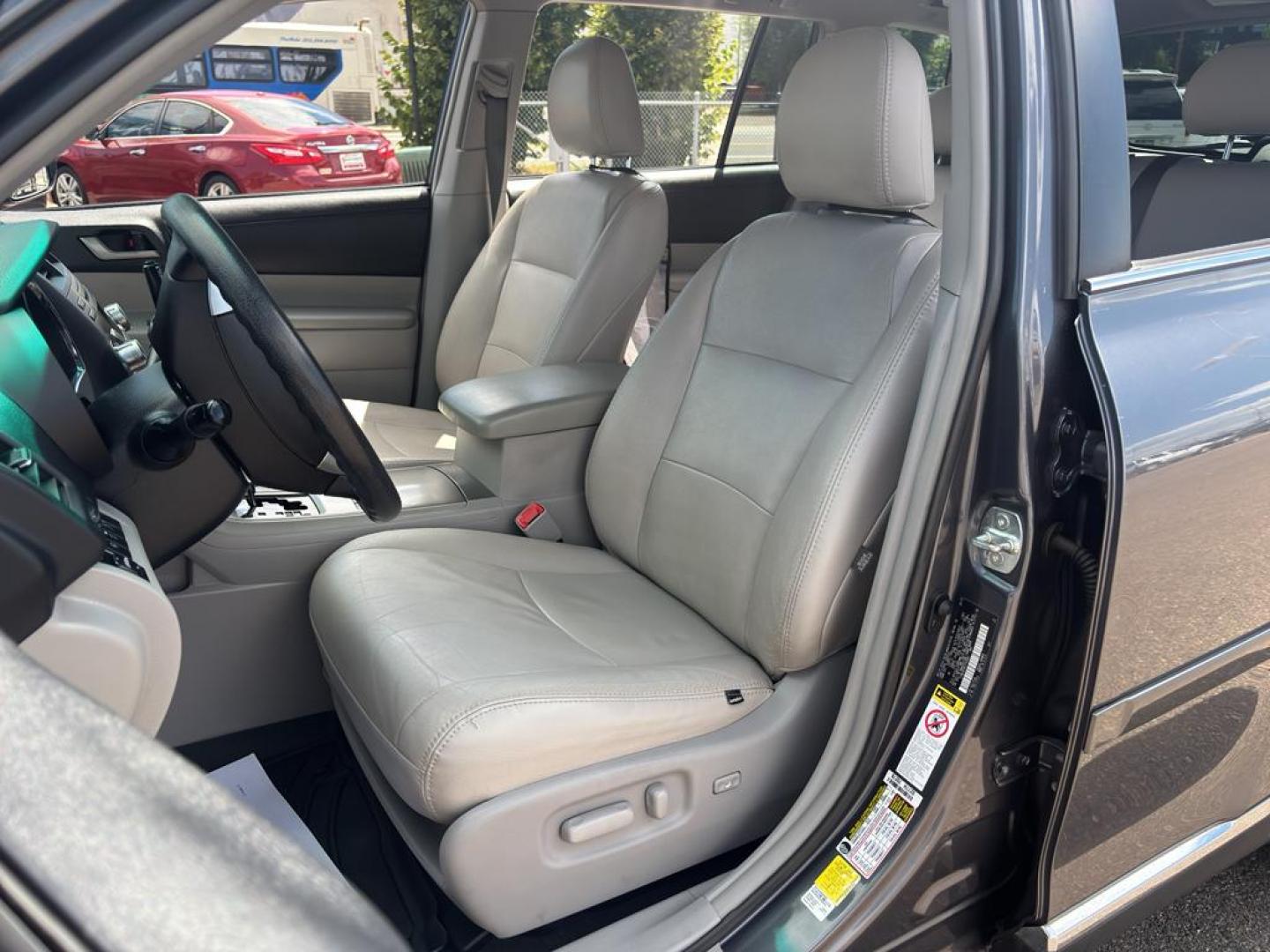 2012 GRAY Toyota Highlander SE (5TDBK3EHXCS) with an V6, 3.5L engine, Automatic transmission, located at 10890 W. Colfax Ave., Lakewood, CO, 80215, (303) 274-7692, 39.739914, -105.120132 - Photo#14