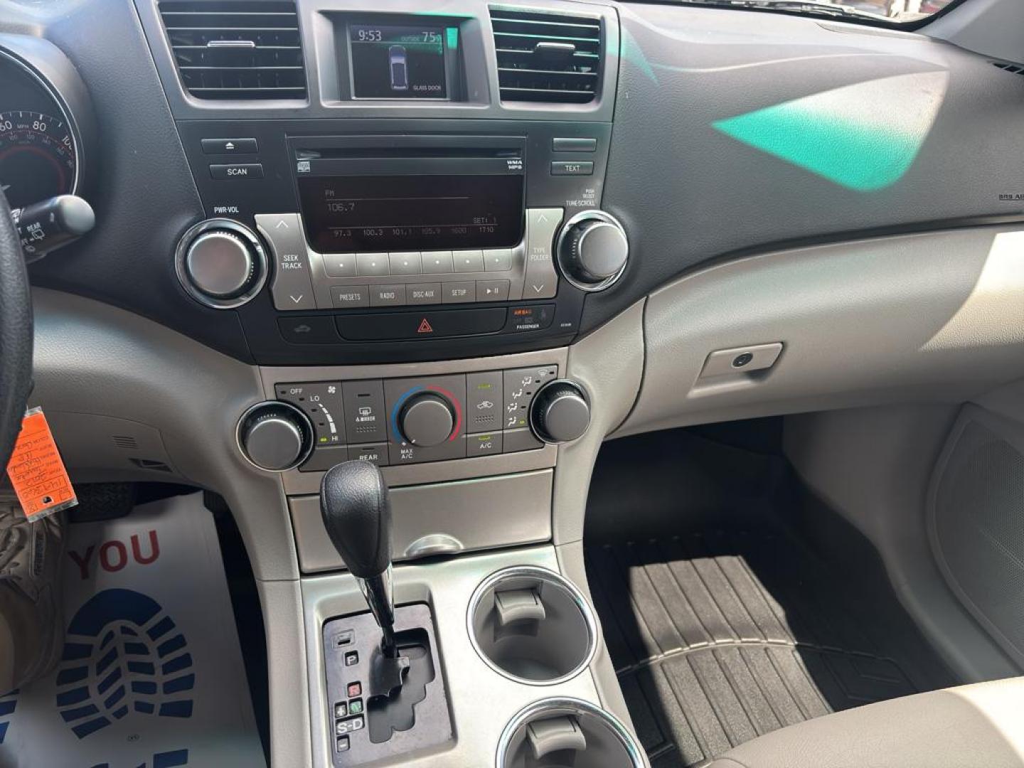 2012 GRAY Toyota Highlander SE (5TDBK3EHXCS) with an V6, 3.5L engine, Automatic transmission, located at 10890 W. Colfax Ave., Lakewood, CO, 80215, (303) 274-7692, 39.739914, -105.120132 - Photo#15