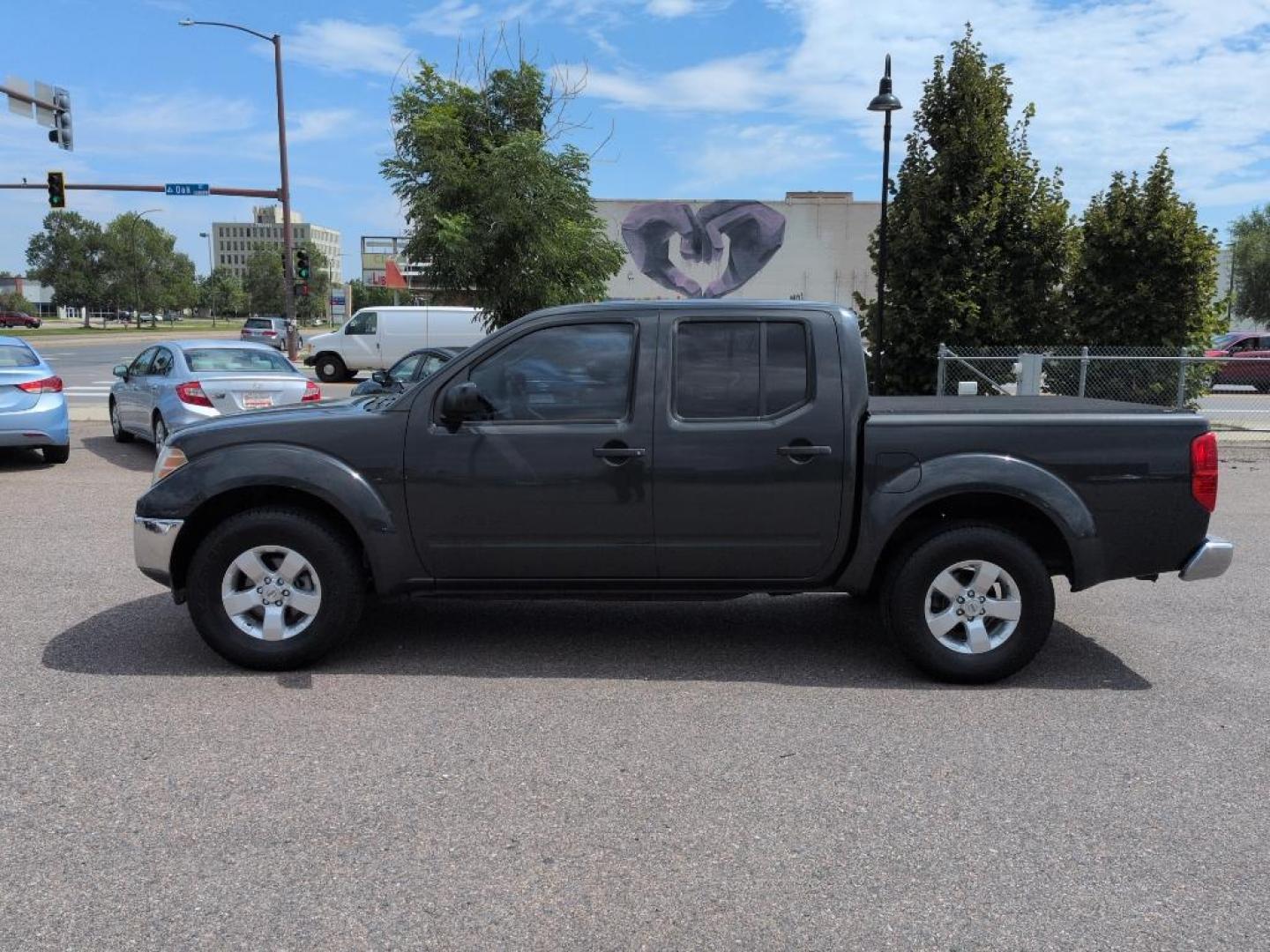 2011 GRAY Nissan Frontier SL CREW CAB 4WD (1N6AD0EV2BC) with an V6, 4.0L engine, Automatic transmission, located at 10890 W. Colfax Ave., Lakewood, CO, 80215, (303) 274-7692, 39.739914, -105.120132 - Photo#7