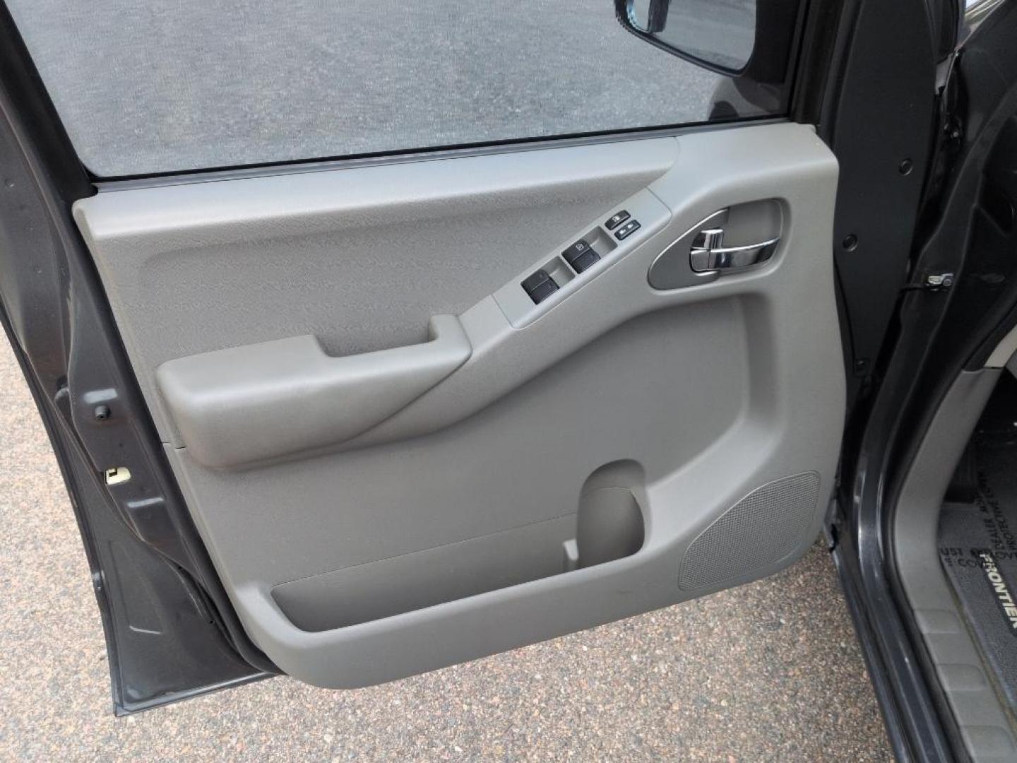 2011 GRAY Nissan Frontier SL CREW CAB 4WD (1N6AD0EV2BC) with an V6, 4.0L engine, Automatic transmission, located at 10890 W. Colfax Ave., Lakewood, CO, 80215, (303) 274-7692, 39.739914, -105.120132 - Photo#10