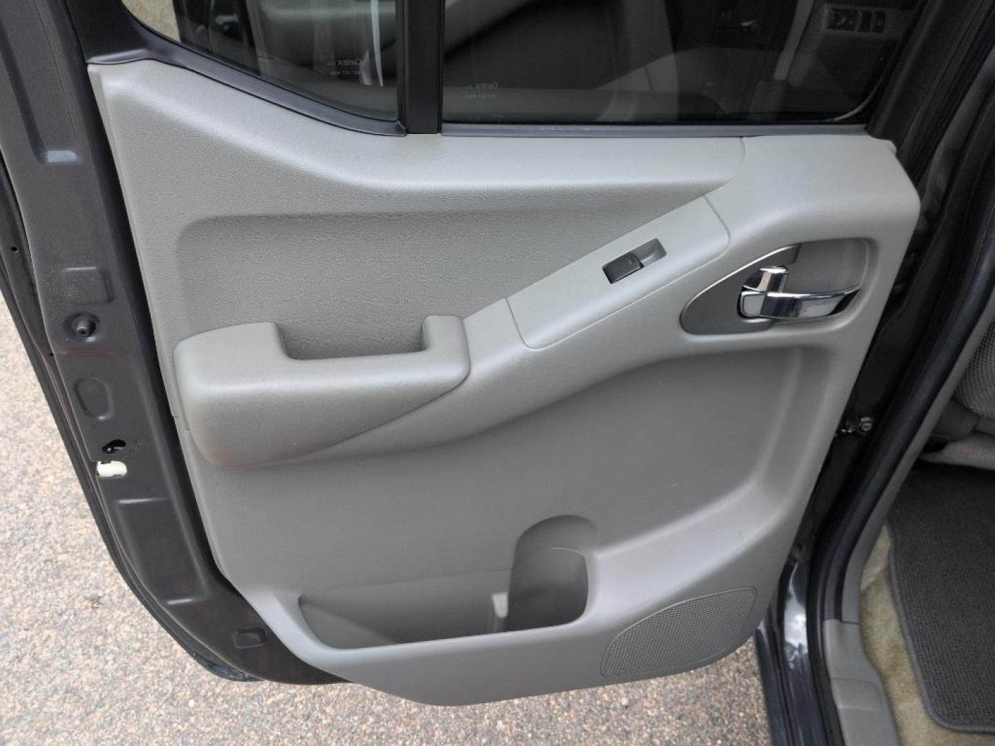 2011 GRAY Nissan Frontier SL CREW CAB 4WD (1N6AD0EV2BC) with an V6, 4.0L engine, Automatic transmission, located at 10890 W. Colfax Ave., Lakewood, CO, 80215, (303) 274-7692, 39.739914, -105.120132 - Photo#18