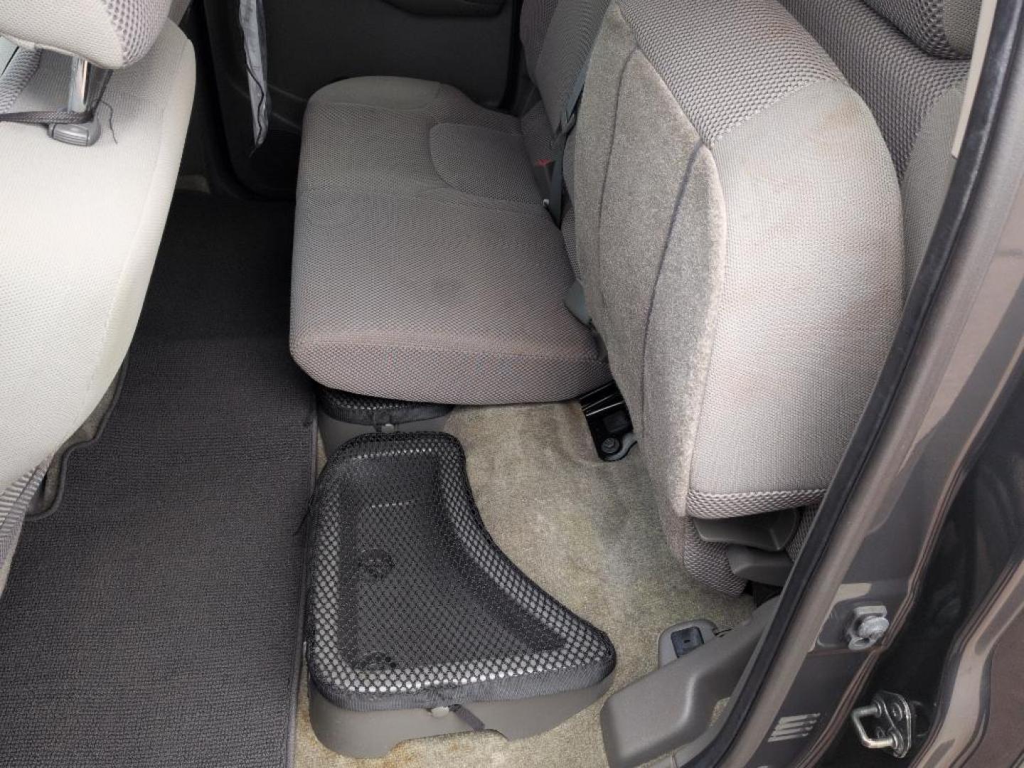 2011 GRAY Nissan Frontier SL CREW CAB 4WD (1N6AD0EV2BC) with an V6, 4.0L engine, Automatic transmission, located at 10890 W. Colfax Ave., Lakewood, CO, 80215, (303) 274-7692, 39.739914, -105.120132 - Photo#20