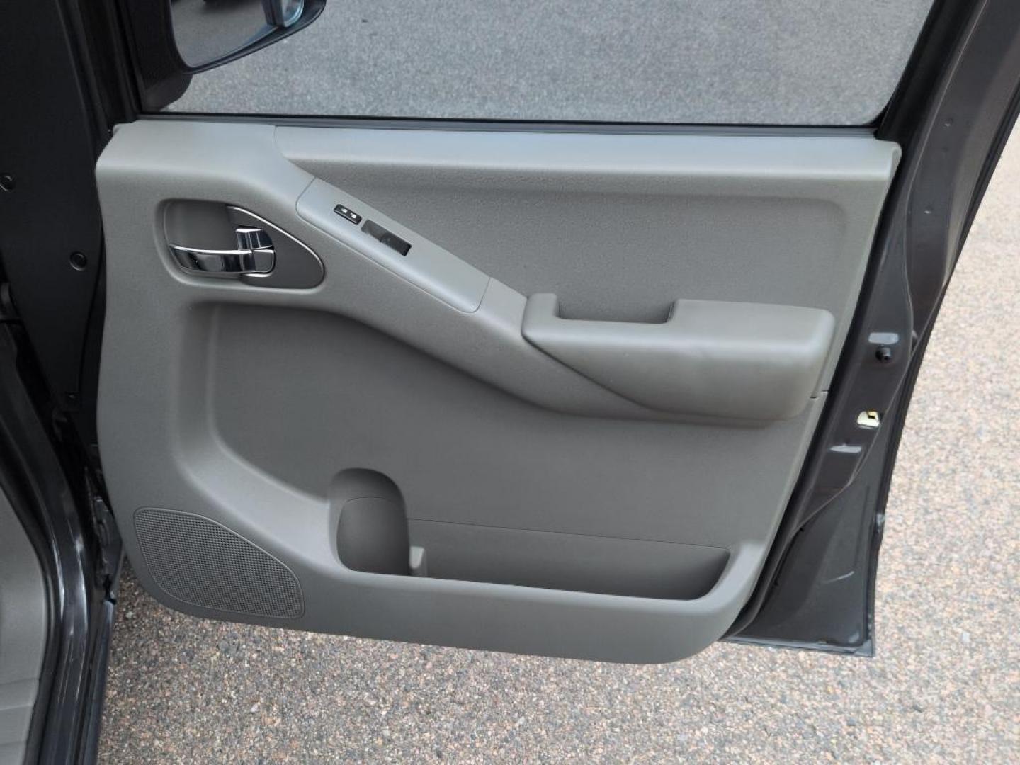 2011 GRAY Nissan Frontier SL CREW CAB 4WD (1N6AD0EV2BC) with an V6, 4.0L engine, Automatic transmission, located at 10890 W. Colfax Ave., Lakewood, CO, 80215, (303) 274-7692, 39.739914, -105.120132 - Photo#21
