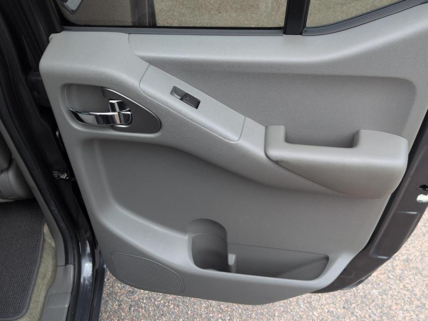 2011 GRAY Nissan Frontier SL CREW CAB 4WD (1N6AD0EV2BC) with an V6, 4.0L engine, Automatic transmission, located at 10890 W. Colfax Ave., Lakewood, CO, 80215, (303) 274-7692, 39.739914, -105.120132 - Photo#23