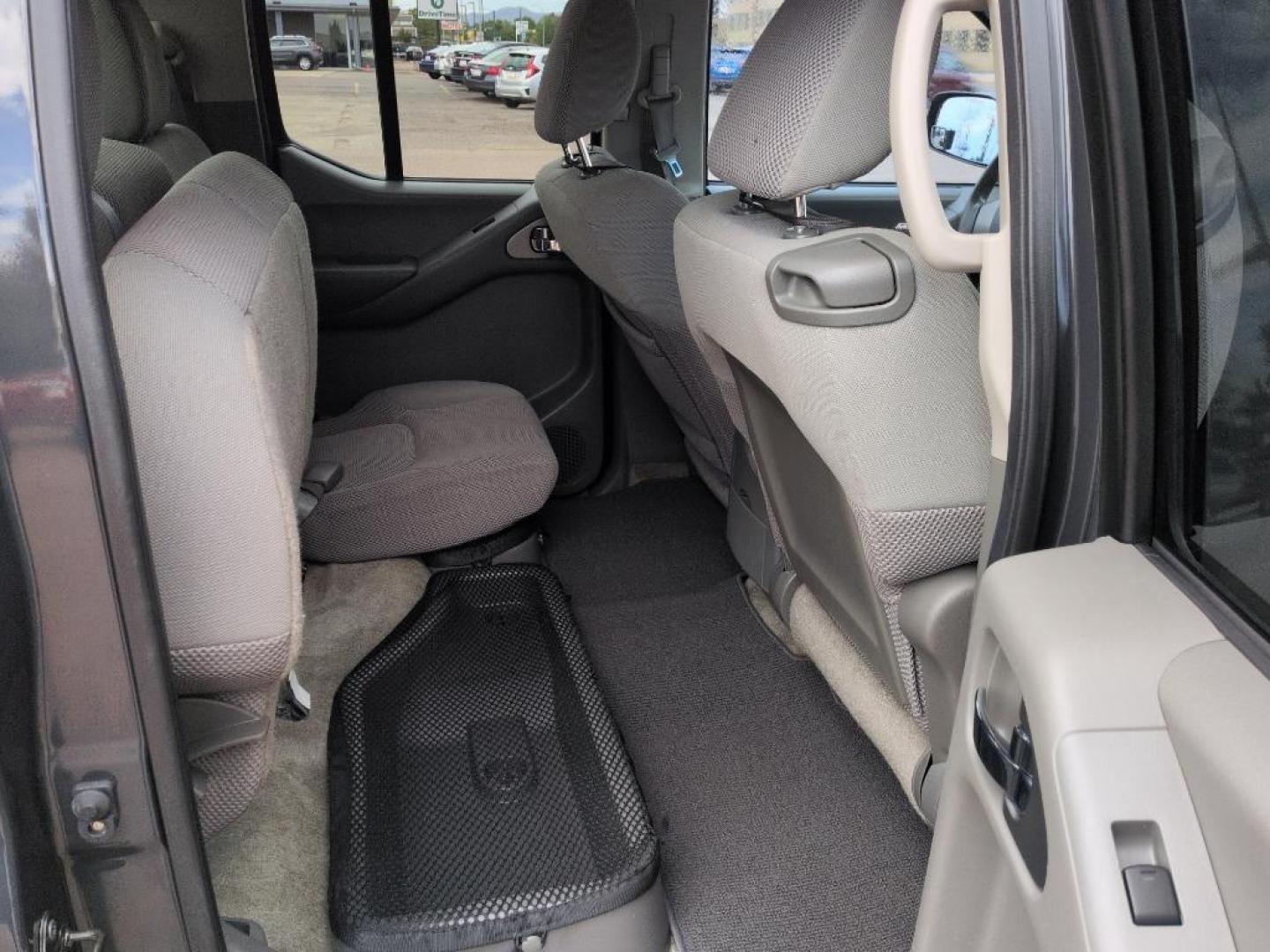 2011 GRAY Nissan Frontier SL CREW CAB 4WD (1N6AD0EV2BC) with an V6, 4.0L engine, Automatic transmission, located at 10890 W. Colfax Ave., Lakewood, CO, 80215, (303) 274-7692, 39.739914, -105.120132 - Photo#25