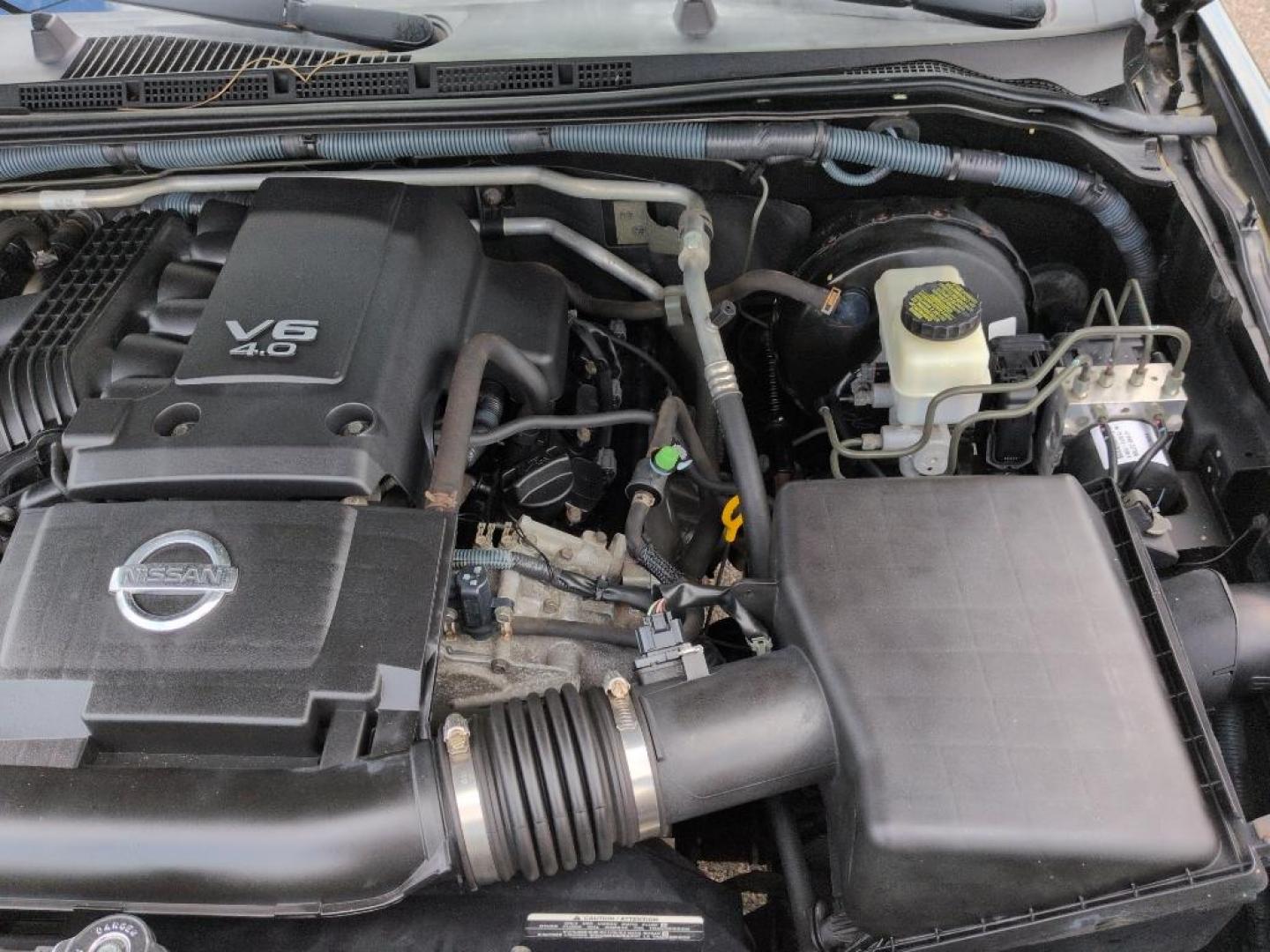 2011 GRAY Nissan Frontier SL CREW CAB 4WD (1N6AD0EV2BC) with an V6, 4.0L engine, Automatic transmission, located at 10890 W. Colfax Ave., Lakewood, CO, 80215, (303) 274-7692, 39.739914, -105.120132 - Photo#27