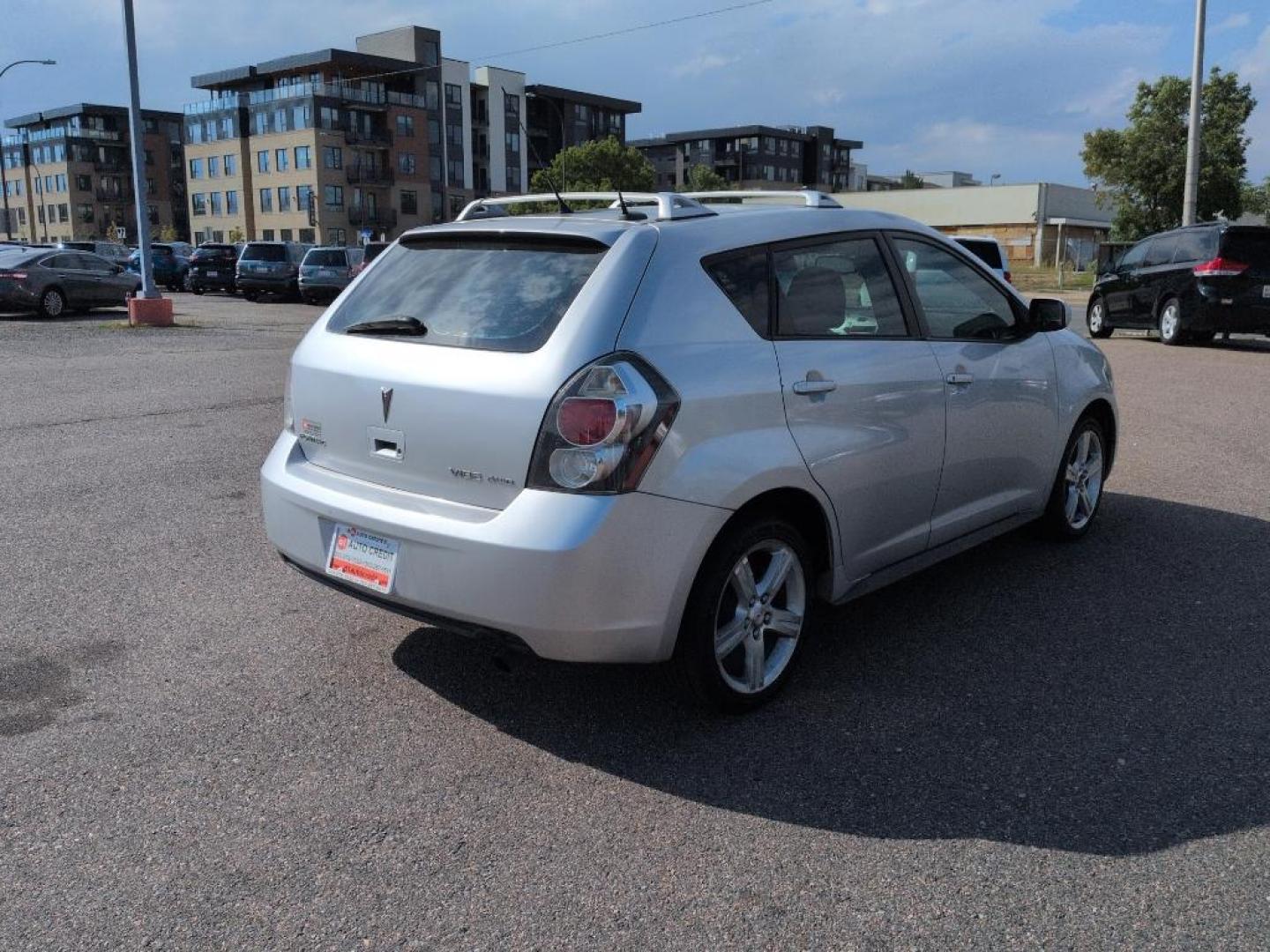2009 SILVER Pontiac Vibe Base (5Y2SM67089Z) with an 4 Cyl, 2.4L engine, Automatic transmission, located at 10890 W. Colfax Ave., Lakewood, CO, 80215, (303) 274-7692, 39.739914, -105.120132 - Photo#4