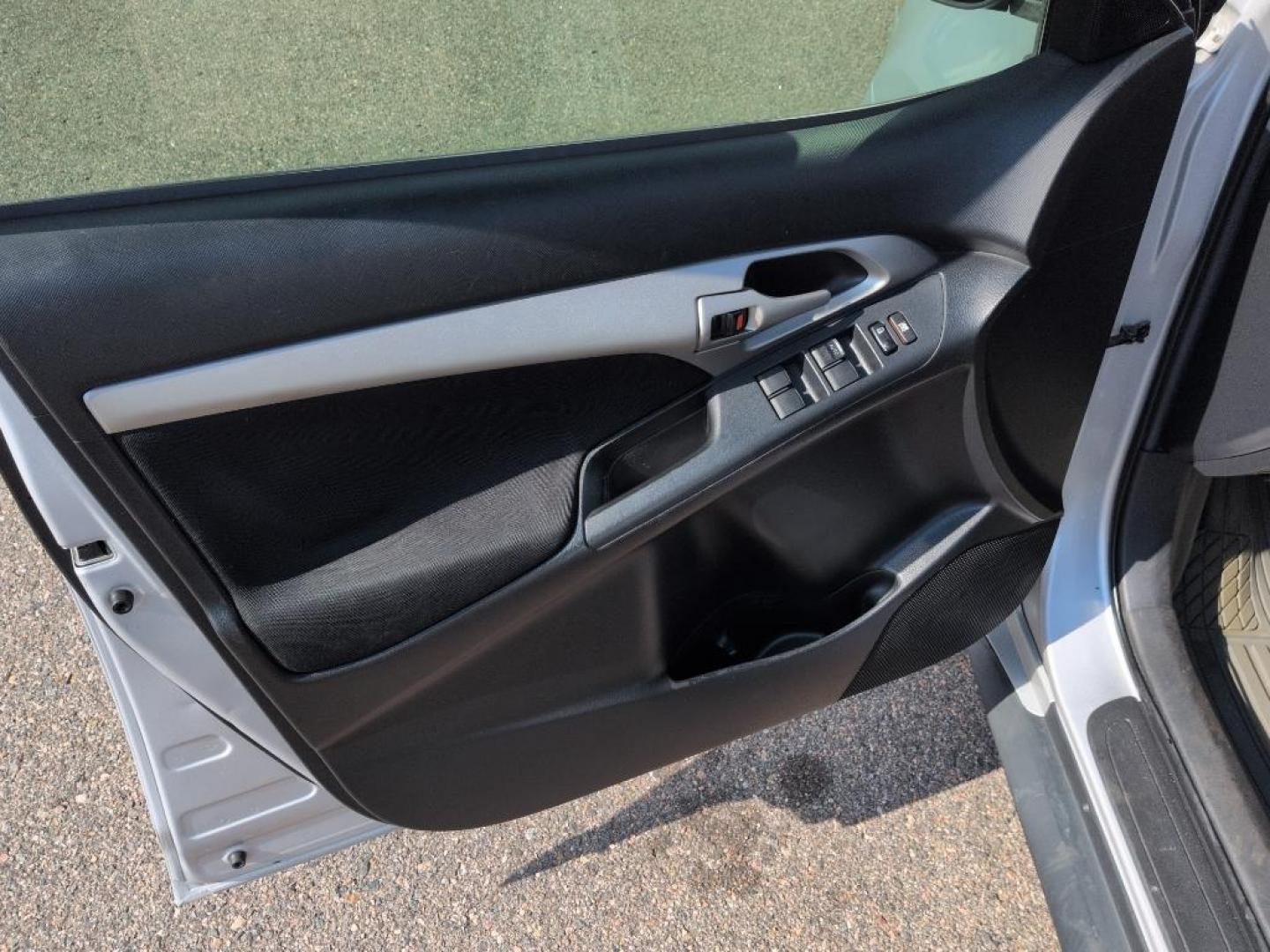 2009 SILVER Pontiac Vibe Base (5Y2SM67089Z) with an 4 Cyl, 2.4L engine, Automatic transmission, located at 10890 W. Colfax Ave., Lakewood, CO, 80215, (303) 274-7692, 39.739914, -105.120132 - Photo#9