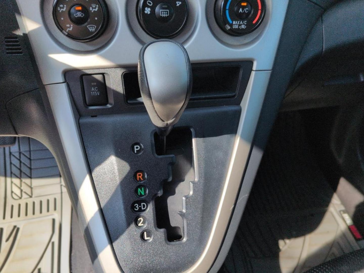 2009 SILVER Pontiac Vibe Base (5Y2SM67089Z) with an 4 Cyl, 2.4L engine, Automatic transmission, located at 10890 W. Colfax Ave., Lakewood, CO, 80215, (303) 274-7692, 39.739914, -105.120132 - Photo#14