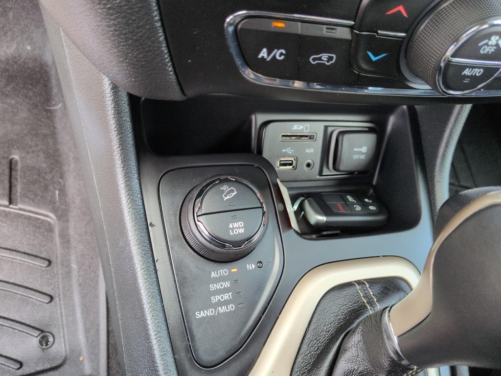 2015 GRAY Jeep Cherokee Limited (1C4PJMDS6FW) with an V6, 3.2L engine, Automatic transmission, located at 10890 W. Colfax Ave., Lakewood, CO, 80215, (303) 274-7692, 39.739914, -105.120132 - Photo#13