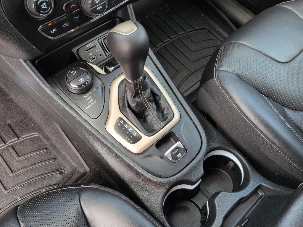 2015 GRAY Jeep Cherokee Limited (1C4PJMDS6FW) with an V6, 3.2L engine, Automatic transmission, located at 10890 W. Colfax Ave., Lakewood, CO, 80215, (303) 274-7692, 39.739914, -105.120132 - Photo#14