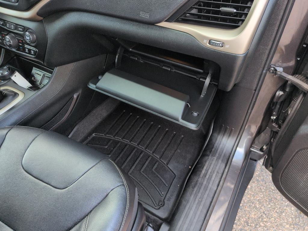 2015 GRAY Jeep Cherokee Limited (1C4PJMDS6FW) with an V6, 3.2L engine, Automatic transmission, located at 10890 W. Colfax Ave., Lakewood, CO, 80215, (303) 274-7692, 39.739914, -105.120132 - Photo#18