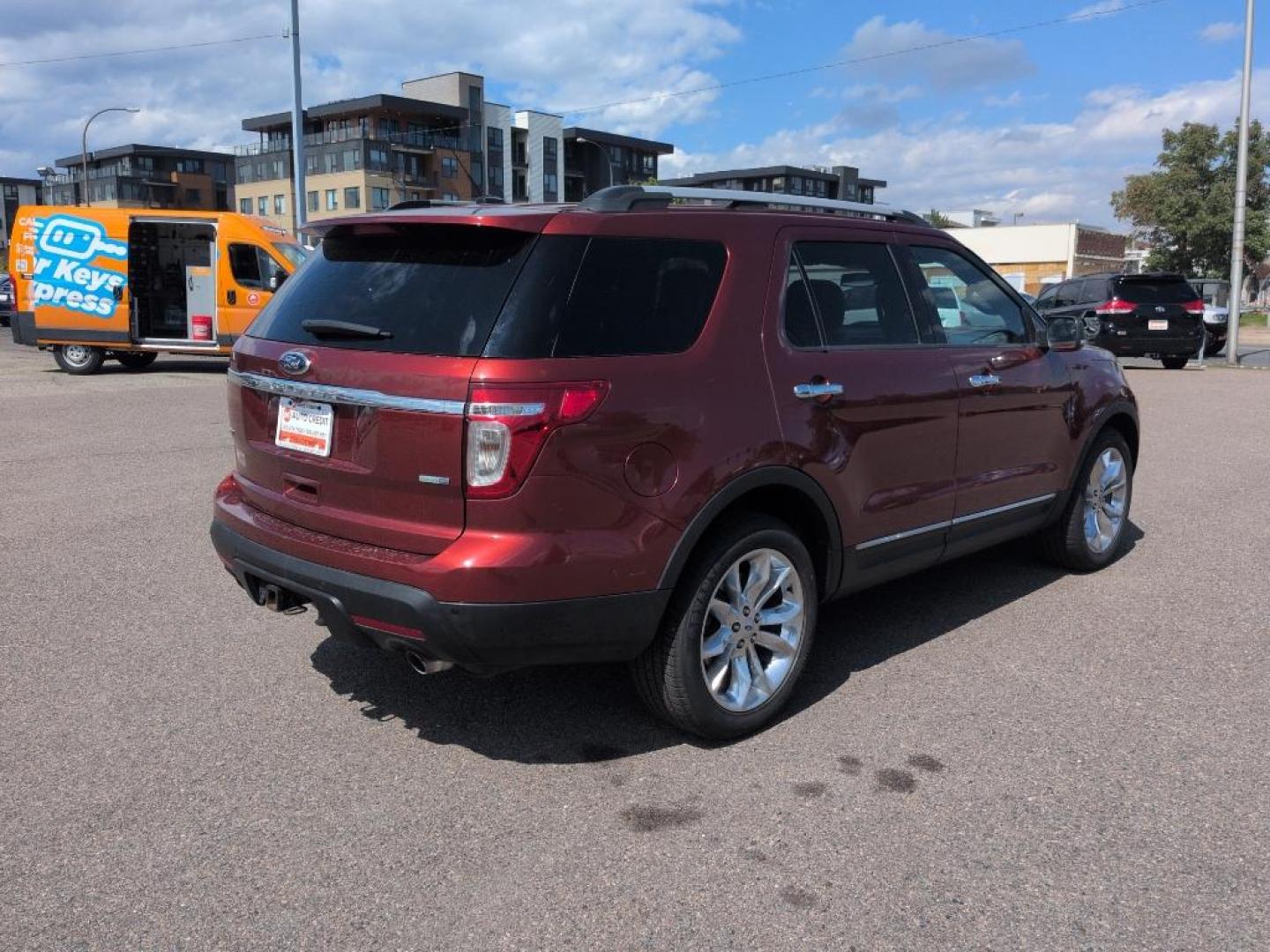 2014 RED Ford Explorer XLT (1FM5K8D86EG) with an V6, 3.5L engine, Automatic transmission, located at 10890 W. Colfax Ave., Lakewood, CO, 80215, (303) 274-7692, 39.739914, -105.120132 - Photo#4