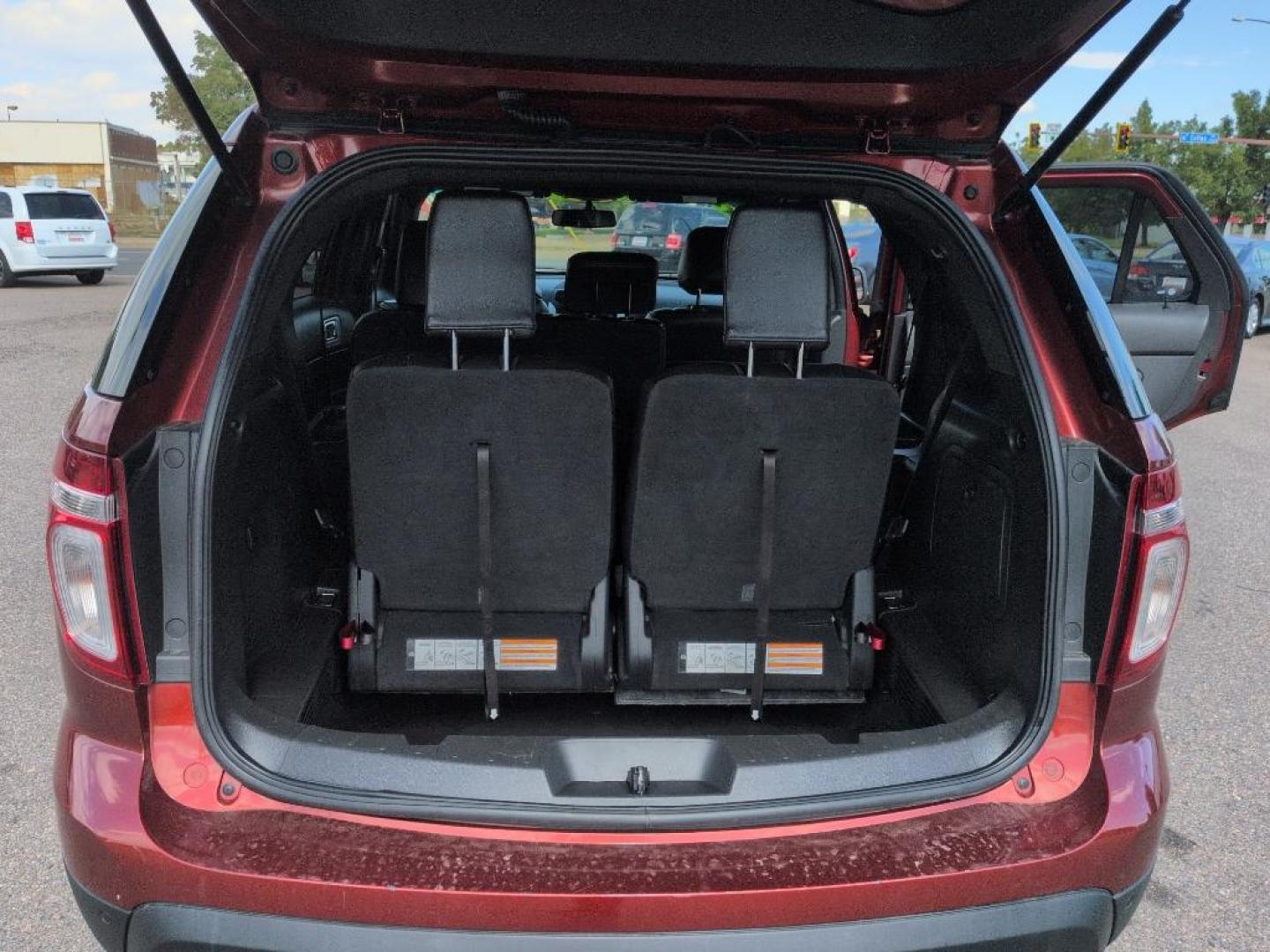 2014 RED Ford Explorer XLT (1FM5K8D86EG) with an V6, 3.5L engine, Automatic transmission, located at 10890 W. Colfax Ave., Lakewood, CO, 80215, (303) 274-7692, 39.739914, -105.120132 - Photo#25