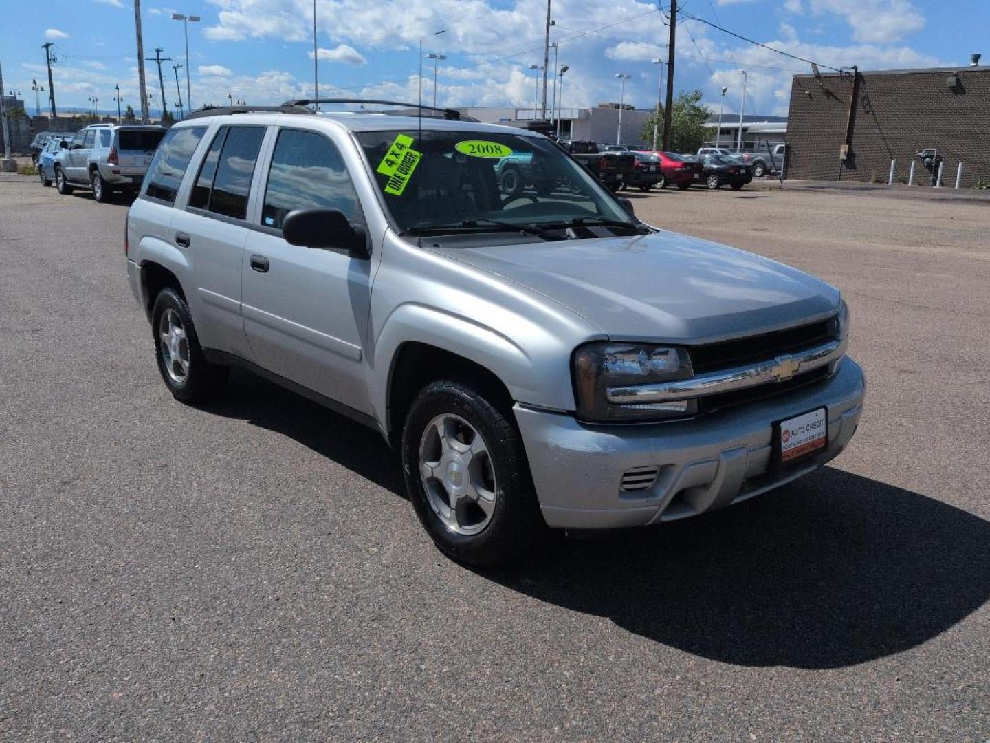 2008 SILVER Chevrolet TrailBlazer LT2 4WD (1GNDT13S882) with an 6 Cyl, 4.2L engine, Automatic transmission, located at 10890 W. Colfax Ave., Lakewood, CO, 80215, (303) 274-7692, 39.739914, -105.120132 - Photo#2