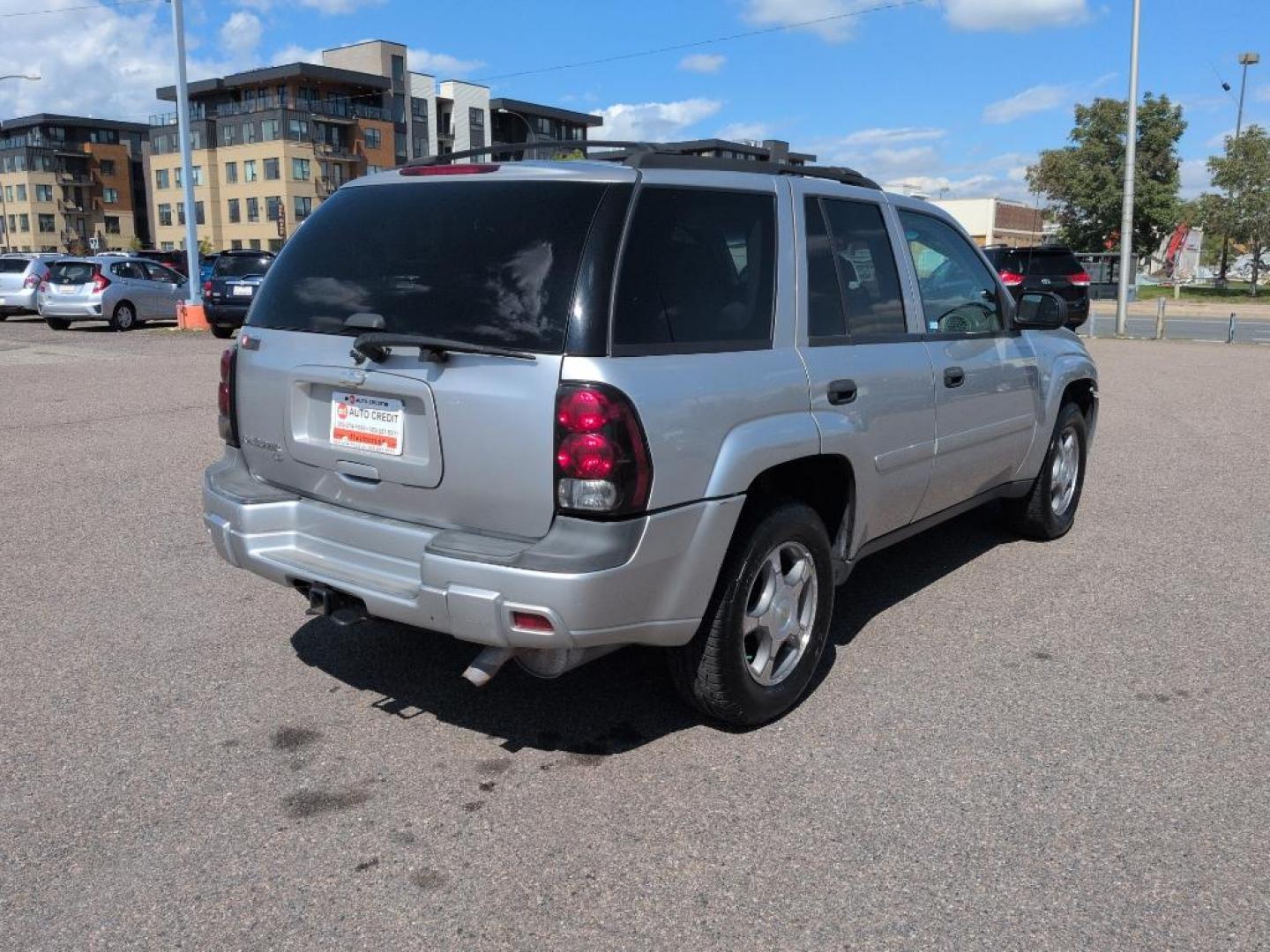 2008 SILVER Chevrolet TrailBlazer LT2 4WD (1GNDT13S882) with an 6 Cyl, 4.2L engine, Automatic transmission, located at 10890 W. Colfax Ave., Lakewood, CO, 80215, (303) 274-7692, 39.739914, -105.120132 - Photo#4