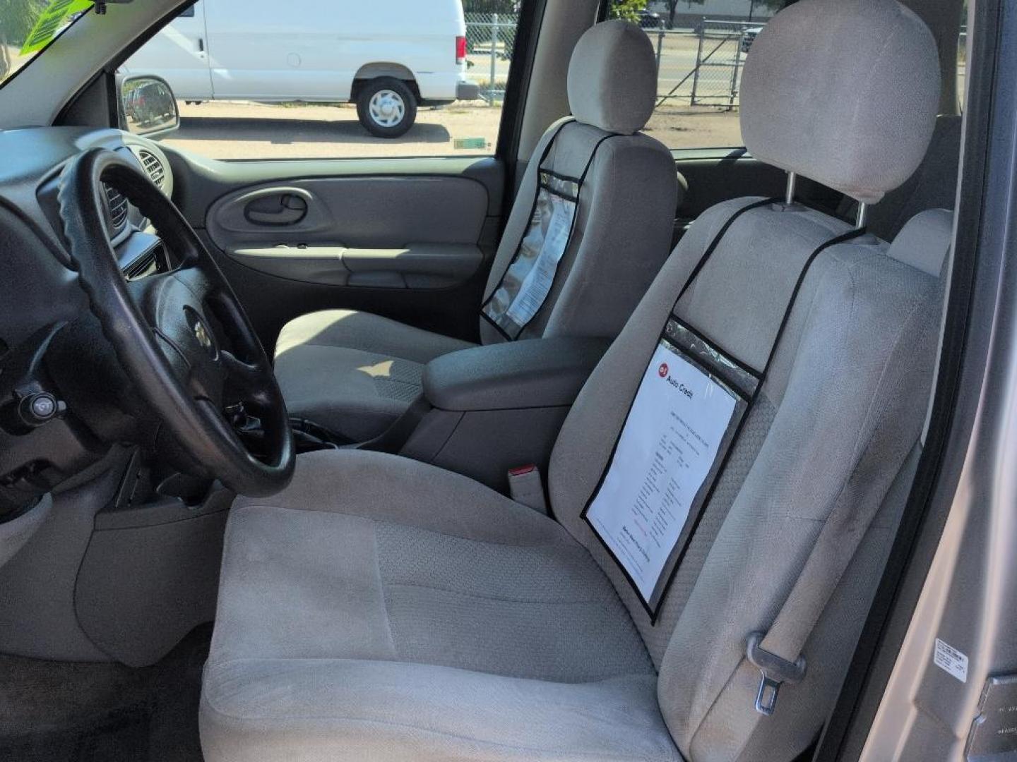 2008 SILVER Chevrolet TrailBlazer LT2 4WD (1GNDT13S882) with an 6 Cyl, 4.2L engine, Automatic transmission, located at 10890 W. Colfax Ave., Lakewood, CO, 80215, (303) 274-7692, 39.739914, -105.120132 - Photo#9