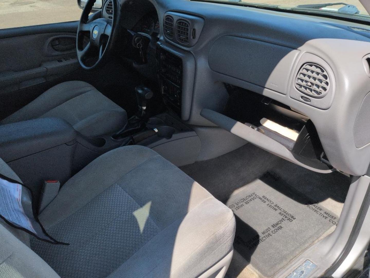2008 SILVER Chevrolet TrailBlazer LT2 4WD (1GNDT13S882) with an 6 Cyl, 4.2L engine, Automatic transmission, located at 10890 W. Colfax Ave., Lakewood, CO, 80215, (303) 274-7692, 39.739914, -105.120132 - Photo#17