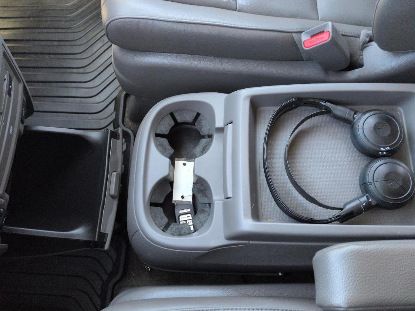 2014 GRAY Honda Odyssey EX-L (5FNRL5H65EB) with an V6, 3.5L engine, Automatic transmission, located at 10890 W. Colfax Ave., Lakewood, CO, 80215, (303) 274-7692, 39.739914, -105.120132 - Photo#15