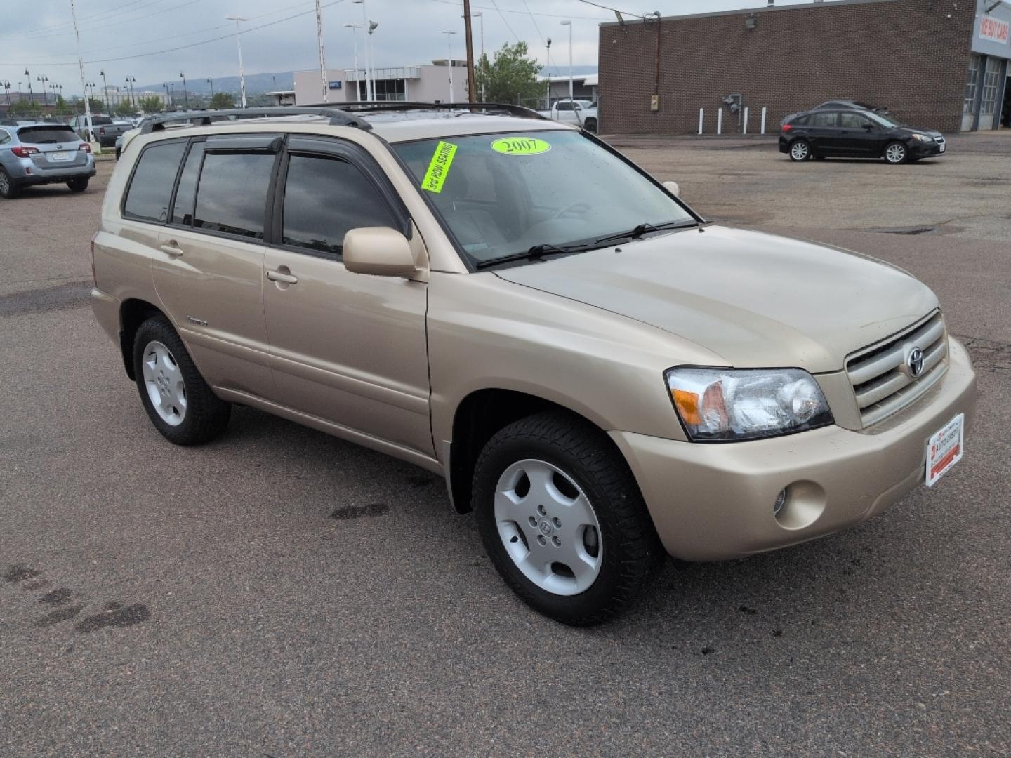 2007 GOLD Toyota Highlander LIMITED V6 4WD (JTEEP21AX70) with an V6, 3.3L engine, Automatic transmission, located at 10890 W. Colfax Ave., Lakewood, CO, 80215, (303) 274-7692, 39.739914, -105.120132- Photo#2
