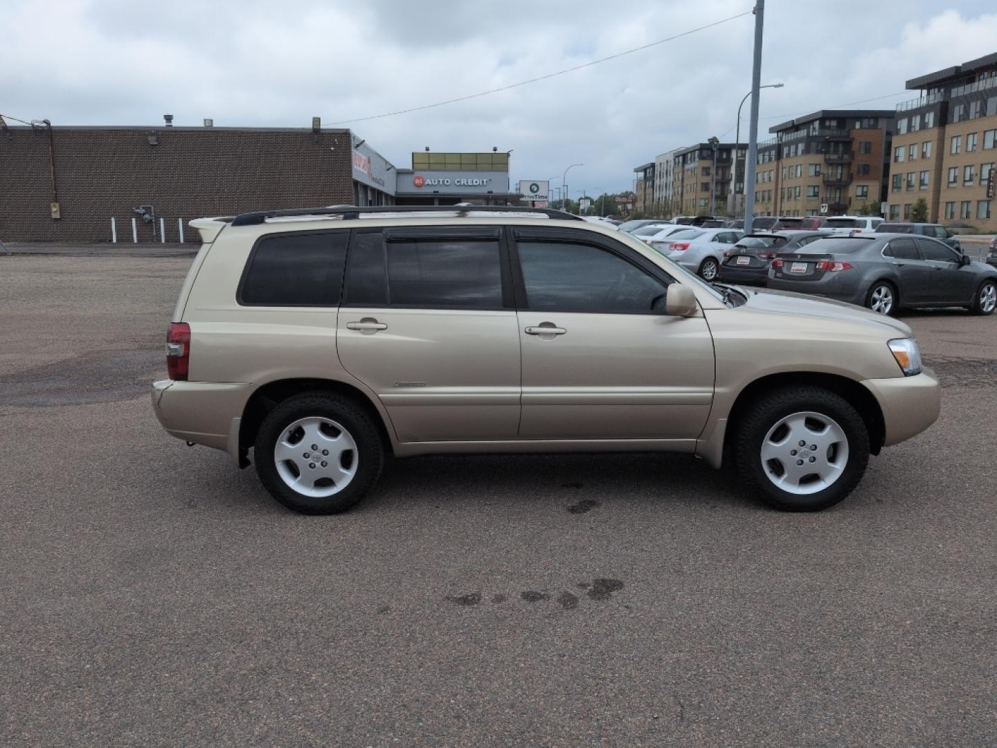 2007 GOLD Toyota Highlander LIMITED V6 4WD (JTEEP21AX70) with an V6, 3.3L engine, Automatic transmission, located at 10890 W. Colfax Ave., Lakewood, CO, 80215, (303) 274-7692, 39.739914, -105.120132- Photo#3