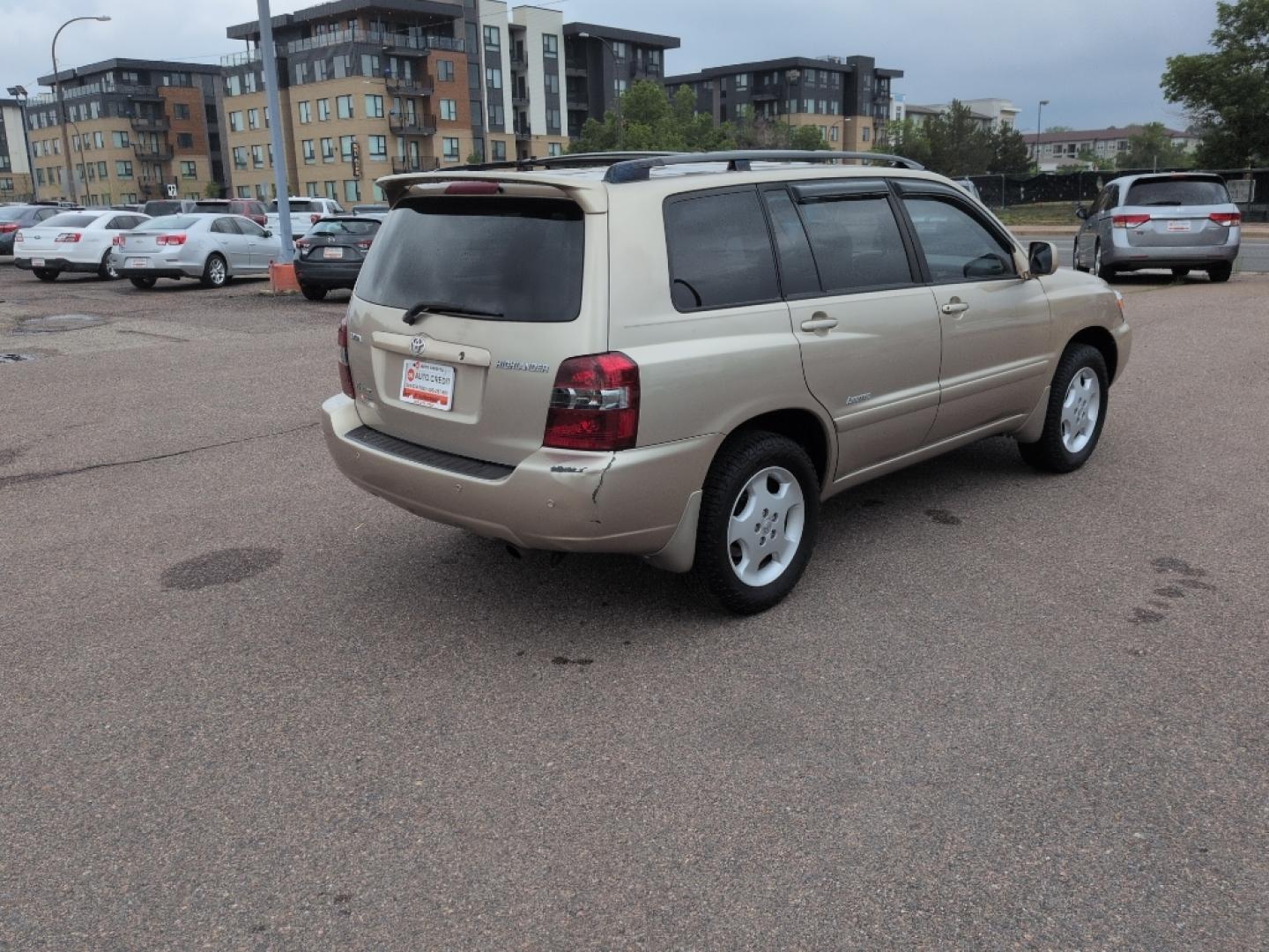 2007 GOLD Toyota Highlander LIMITED V6 4WD (JTEEP21AX70) with an V6, 3.3L engine, Automatic transmission, located at 10890 W. Colfax Ave., Lakewood, CO, 80215, (303) 274-7692, 39.739914, -105.120132- Photo#4