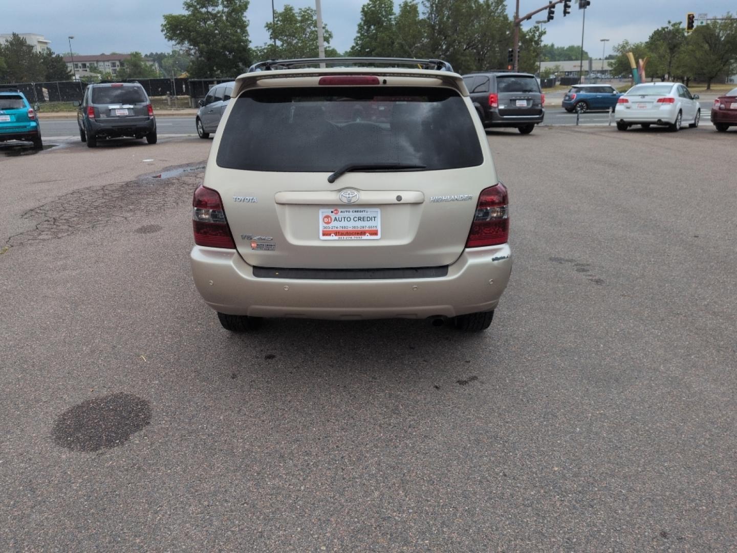 2007 GOLD Toyota Highlander LIMITED V6 4WD (JTEEP21AX70) with an V6, 3.3L engine, Automatic transmission, located at 10890 W. Colfax Ave., Lakewood, CO, 80215, (303) 274-7692, 39.739914, -105.120132- Photo#5