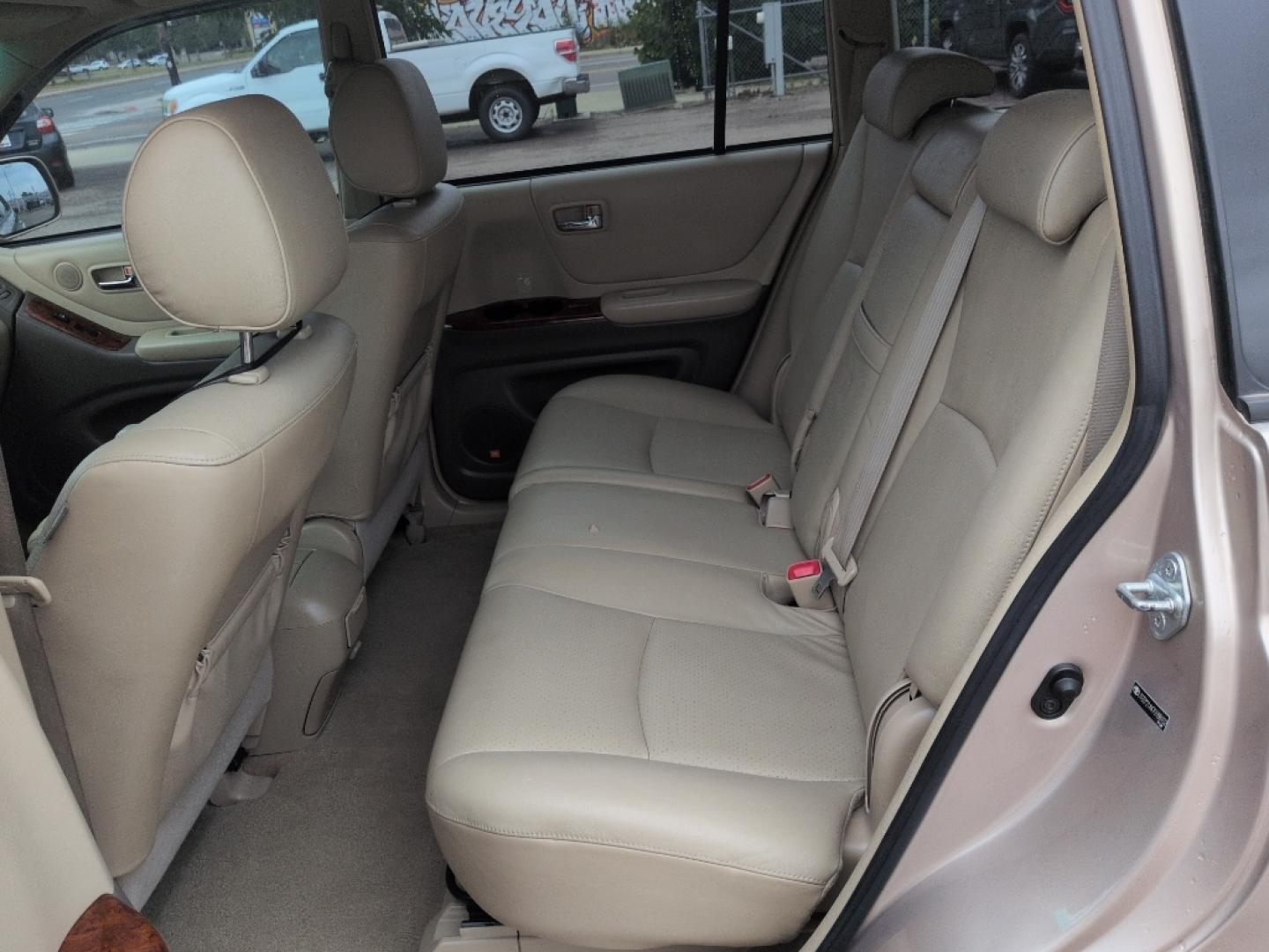 2007 GOLD Toyota Highlander LIMITED V6 4WD (JTEEP21AX70) with an V6, 3.3L engine, Automatic transmission, located at 10890 W. Colfax Ave., Lakewood, CO, 80215, (303) 274-7692, 39.739914, -105.120132- Photo#17