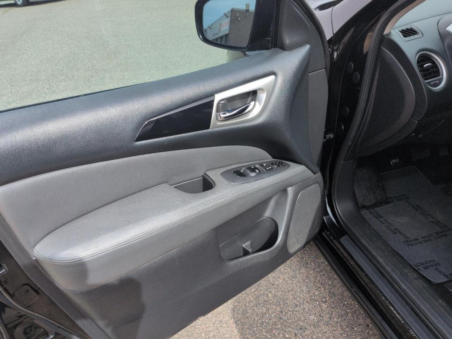 2014 BLACK Nissan Pathfinder SV 4WD (5N1AR2MM3EC) with an V6, 3.5L engine, Automatic transmission, located at 10890 W. Colfax Ave., Lakewood, CO, 80215, (303) 274-7692, 39.739914, -105.120132 - Photo#8